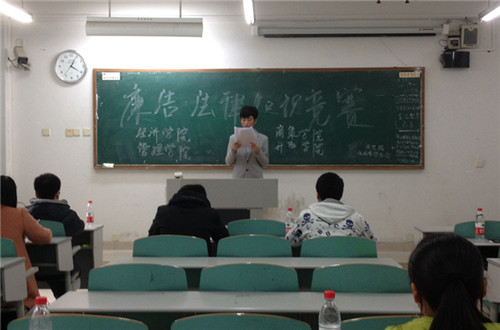 参赛队员认真听着主持人的考题