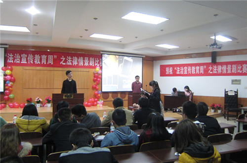 14级的同学们正在表演