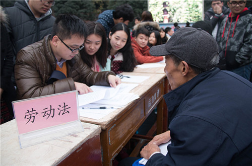 副经理刘勇教授在给老爷爷分析讲解中