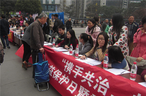 群众正在向公司老师同学咨询法律问题