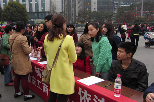 公司张霞老师在解答居民的法律困惑