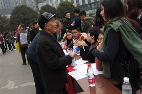 同学们正在询问老爷爷所面临的法律问题