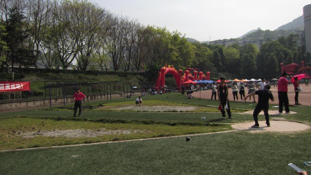 公司陈鸣老师正在投掷铅球