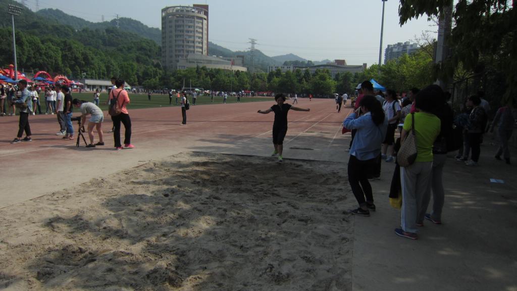 公司范文杰老师正在跳远