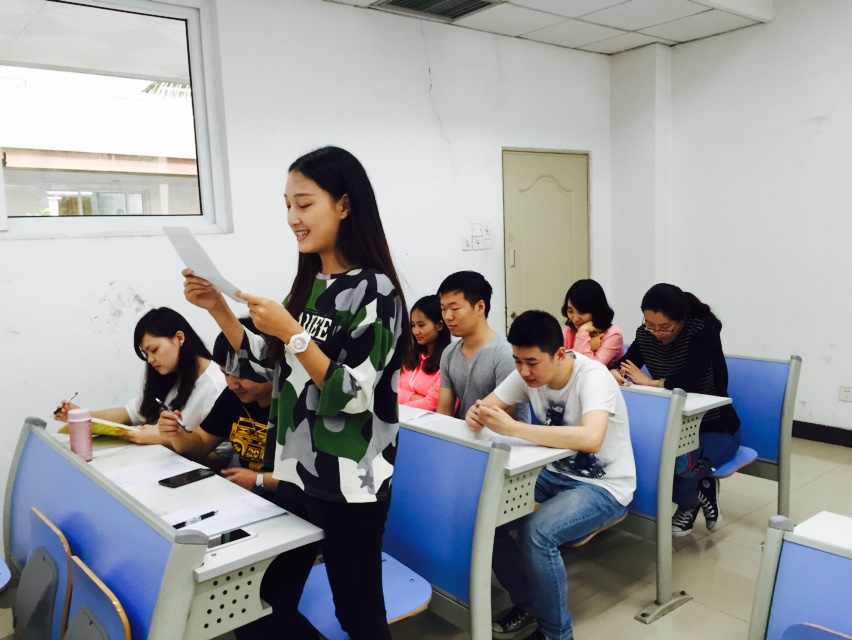 法学院员工支部进行正式党员民主评议