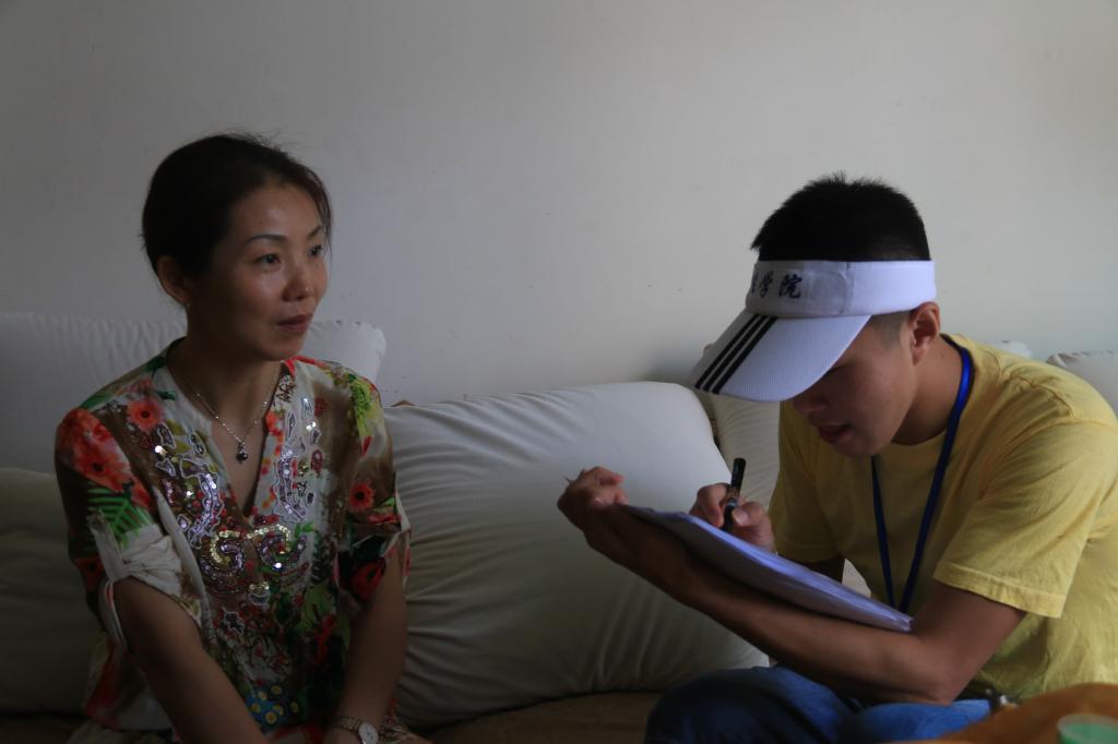 社会团成员进入家庭进行普法问答