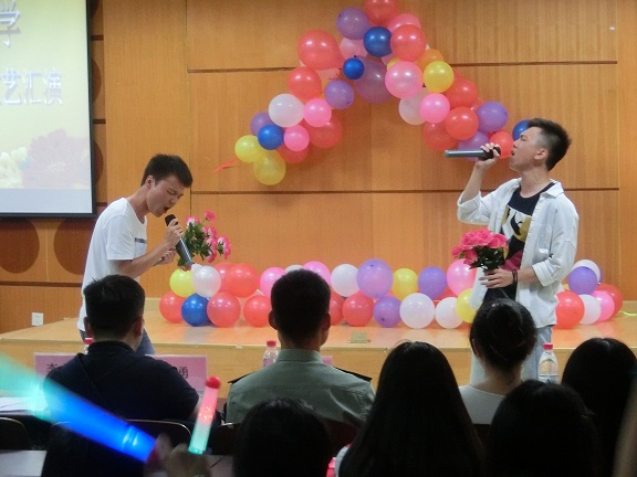 学员进行节目表演